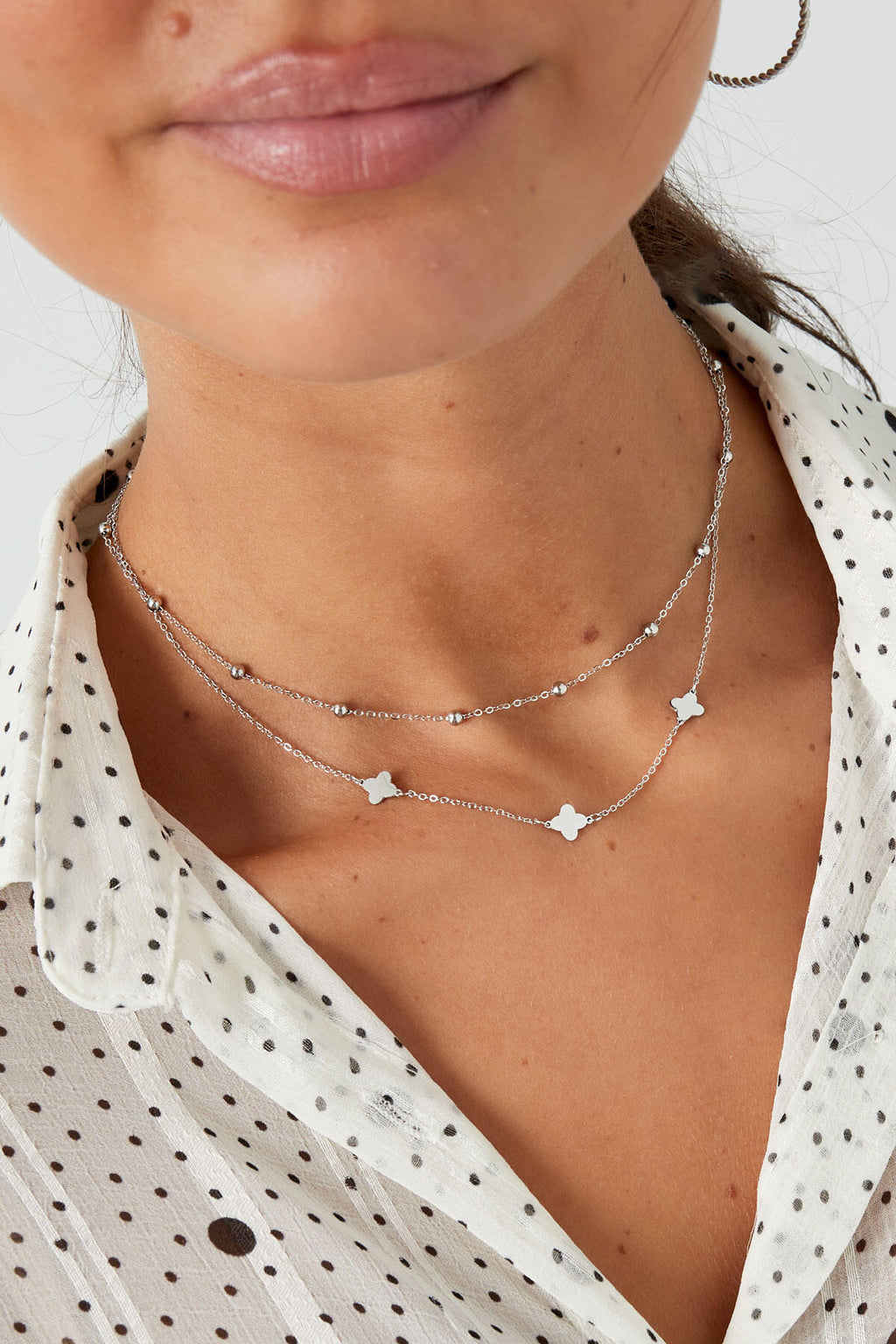 Elegant Multi-Layered Necklace in Silver and Gold