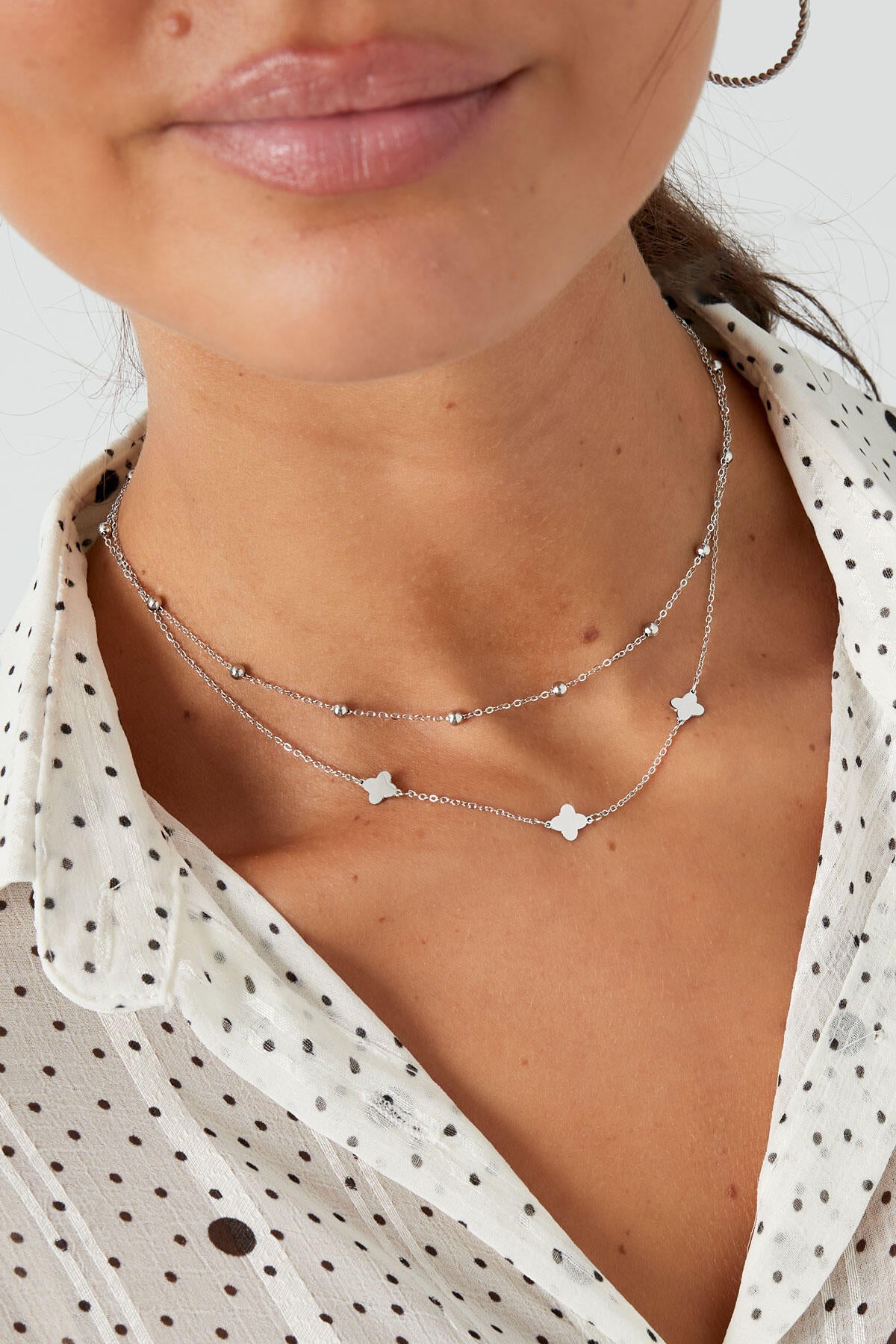 Elegant Multi-Layered Necklace in Silver and Gold